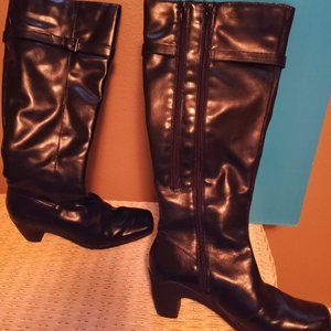 Black heeled Boots with style